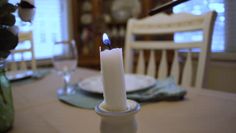 encender una vela en una mesa preparada