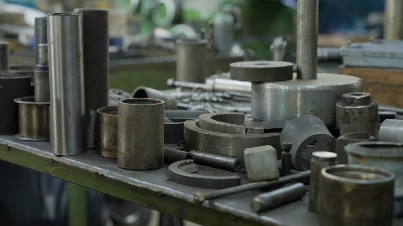 작업장 환경에 다양한 강철 부품과 툴이 펼쳐져 있어요