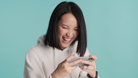 Asiatische-Frau-Spielt-Videospiele-Auf-Dem-Smartphone.