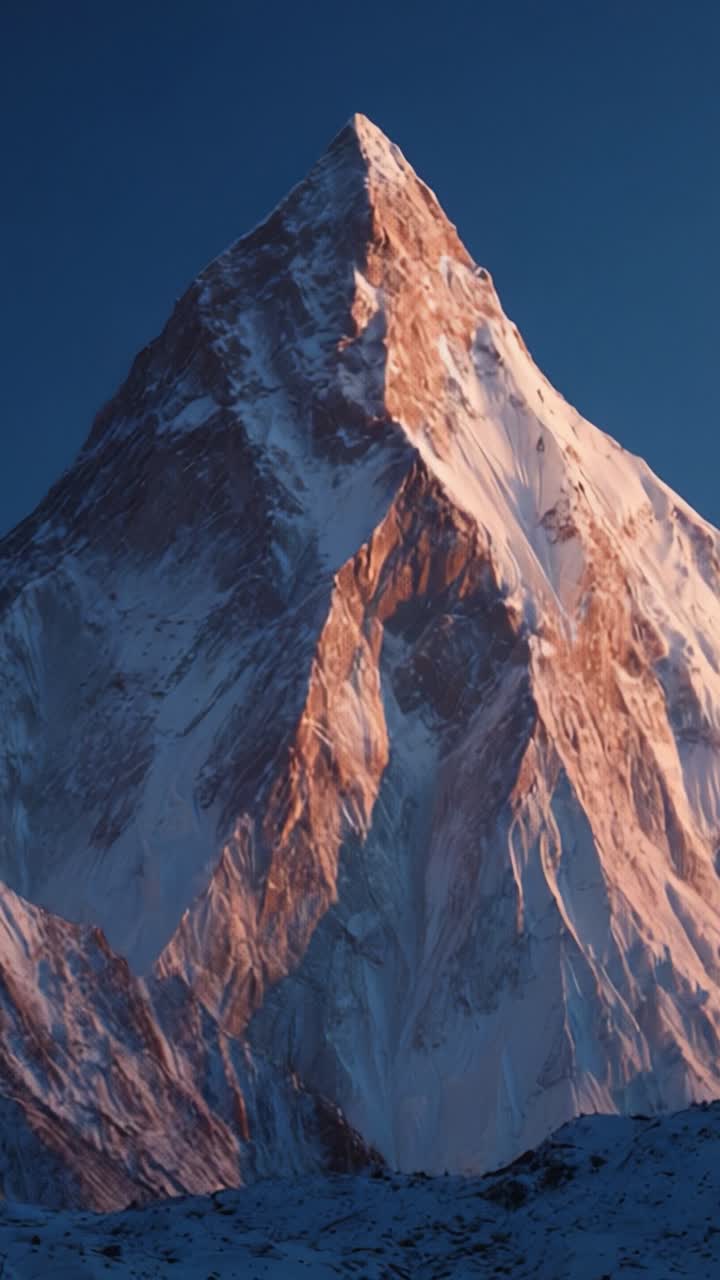 Cima Maestosa di Montagna al Tramonto: Una Vista Mozzafiato della Gloriosa Vetta Illuminata dalla Soffice Luce del Tramonto e Circondata da una Natura Serena