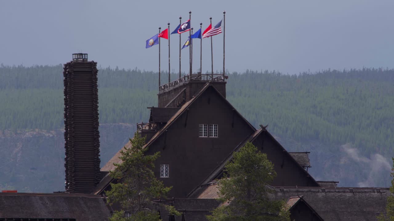 вид на гостиницу old faithful inn, расположенную в национальном парке йеллоустоун