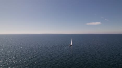 Wunderschöne-Luxusyacht,-Die-Auf-Ruhiger-See-Segelt,-Filmische-Einspielung-–-Dolly-Out-Aufnahme