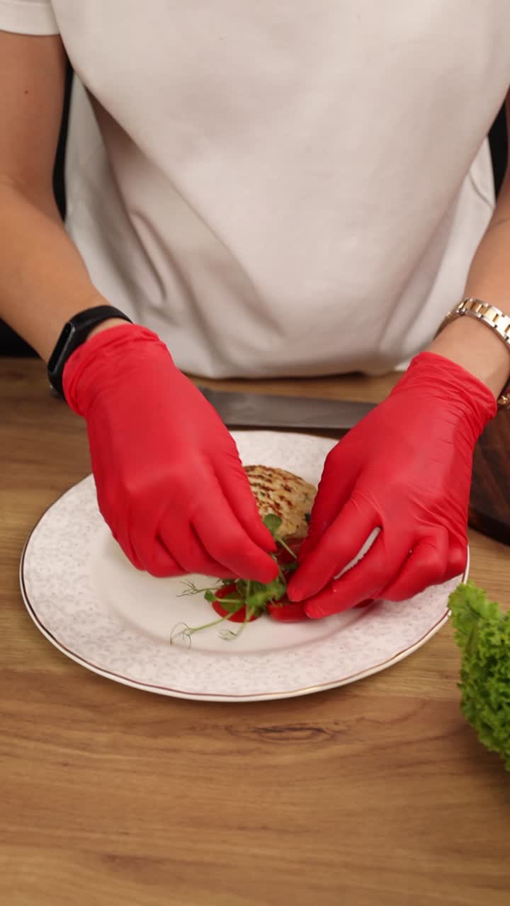 preparando una deliciosa chuleta con ensalada fresca