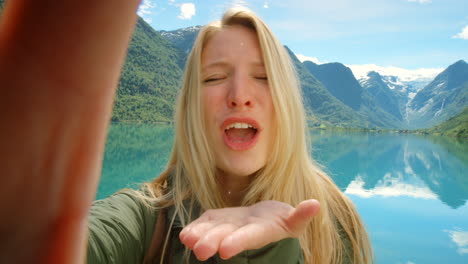 ein glückliches selfie in einem norwegischen fjord