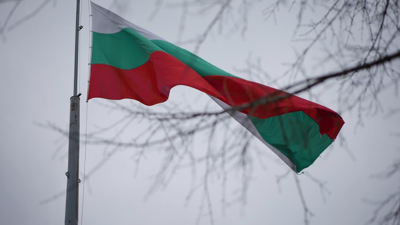 Bulgarische Nationalflagge weht.