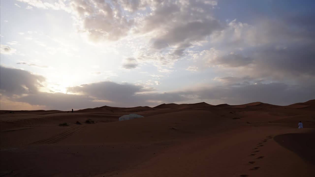 video de lapso de tiempo de marruecos, desierto del sahara, merzouga, turistas cruzando las dunas de arena