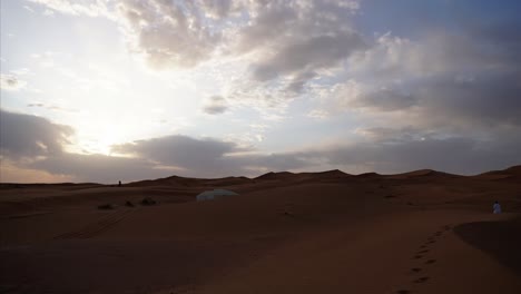 Video-Timelapse-De-Marruecos,-Desierto-Del-Sahara,-Merzouga,-Turistas-Cruzando-Las-Dunas-De-Arena