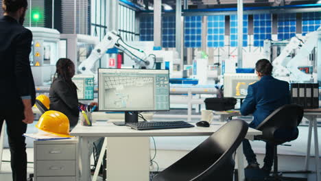 gerente de la fábrica fotovoltaica caminando a los escritorios de los empleados para dar tareas