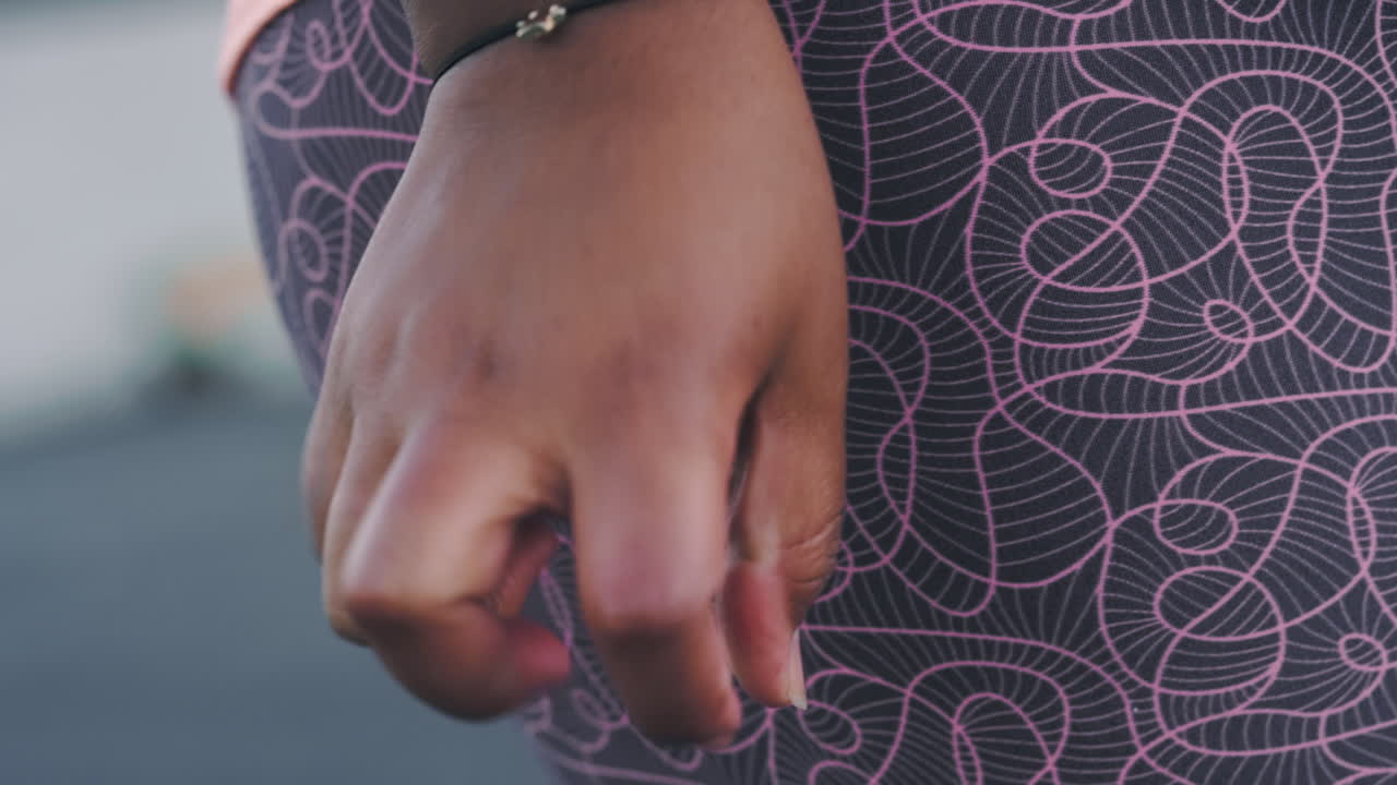 фитнес, упражнения или руки готовы к тренировке