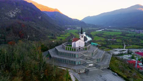 las imágenes aéreas de drones en 4k capturan la majestuosa iglesia de san antonio, kobarid, eslovenia.