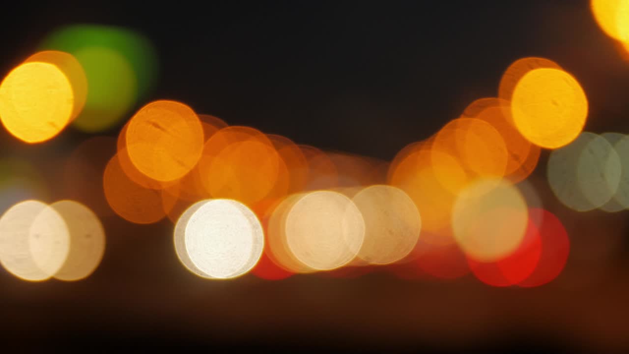 las luces nocturnas de los coches están desenfocadas.