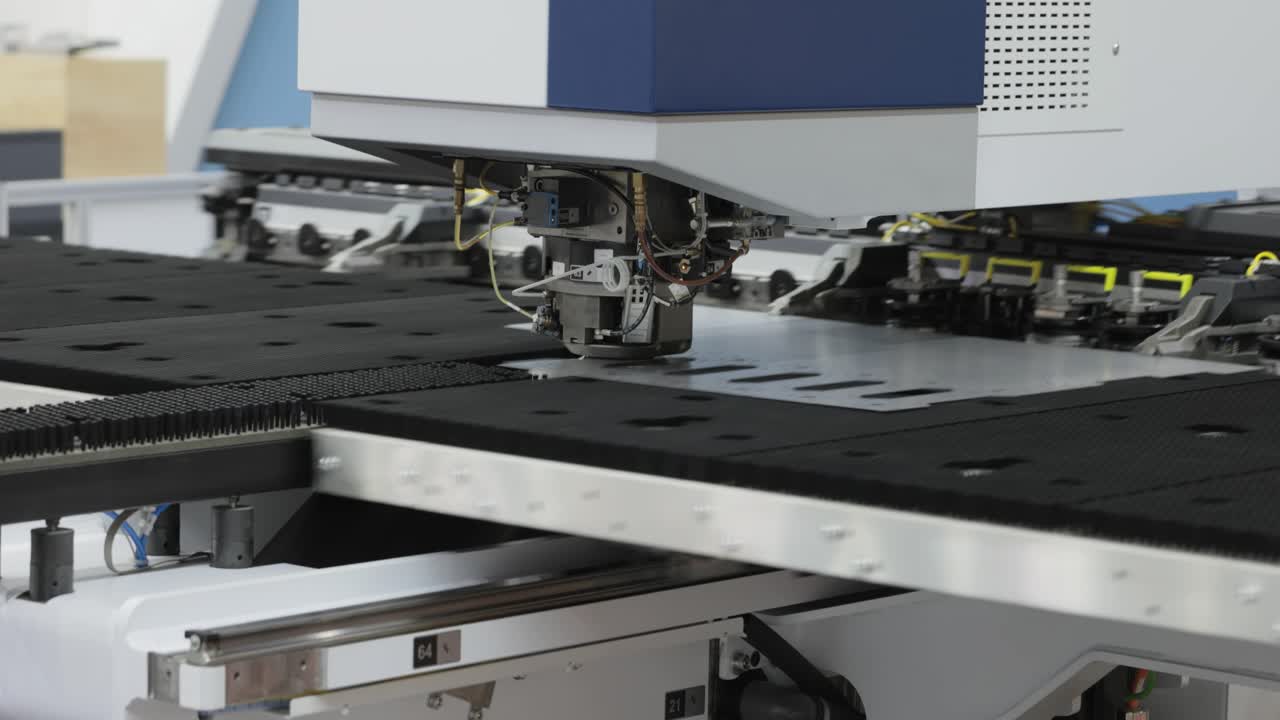 Coordinate-cutting hydraulic press CNC automatic punching.