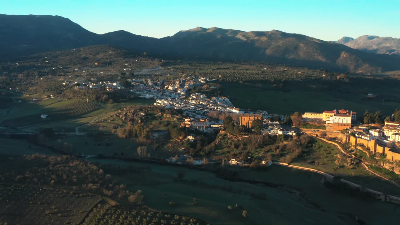 Ronda Puente Nuevo, vista aerea con drone delle mura cittadine da El Andaluz, architettura islamica, città storica in Andalusia, Spagna