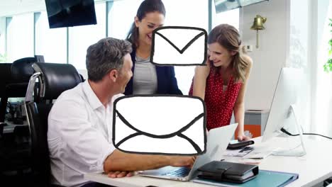 animación de iconos de correo electrónico digitales sobre personas de negocios que usan portátiles