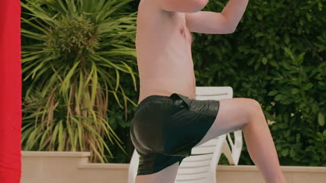 hombre saltando a la piscina 6