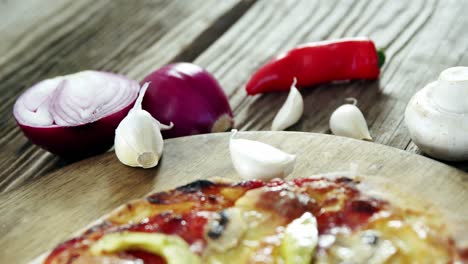 Pizza-Italiana-Sobre-Mesa-De-Madera-Con-Verduras-Y-Especias