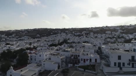 mykonos, grecia vuelo de drones sobre mykonos en un día soleado