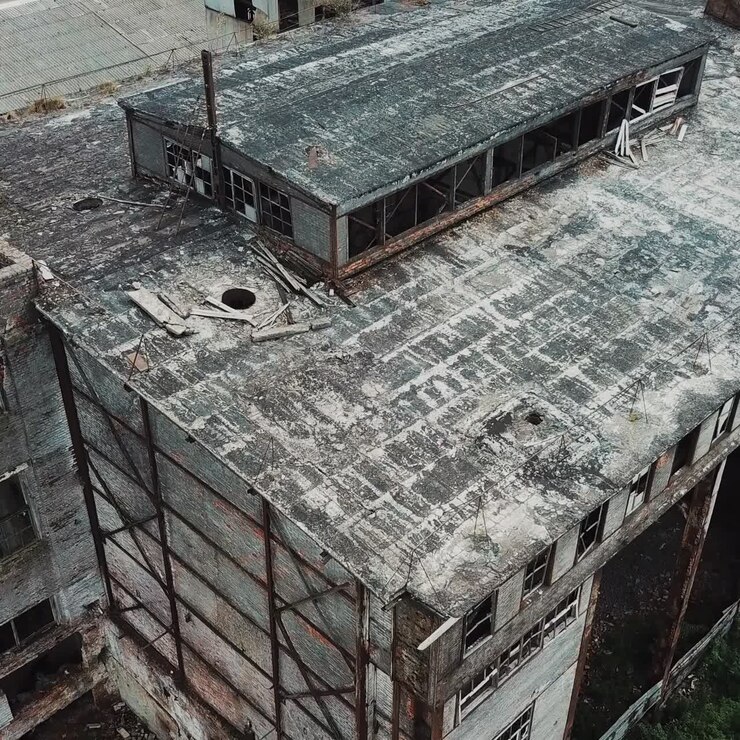 Edificio de fábrica industrial abandonado y en ruinas, concepto de ruinas y demolición. Vista aérea.