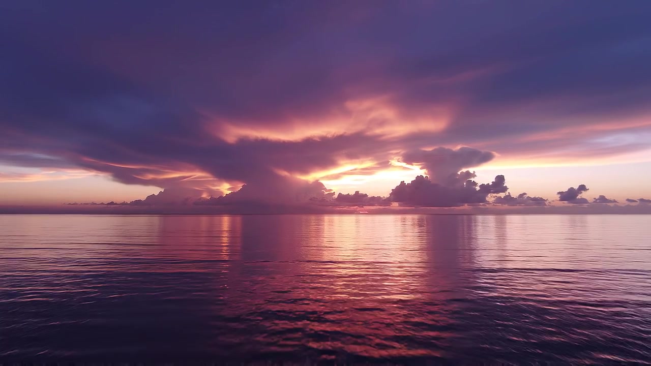 Tramonto drammatico viola e rosa sulle calme acque dell'oceano