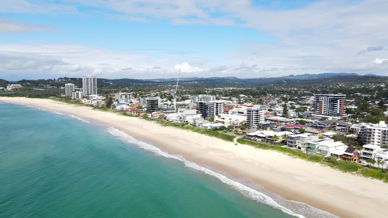 Edifici residenziali sulla riva di Palm Beach a Gold Coast, Australia