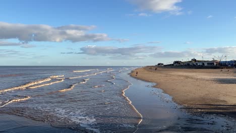 温暖的海岸日落场景,人们在画面中行走