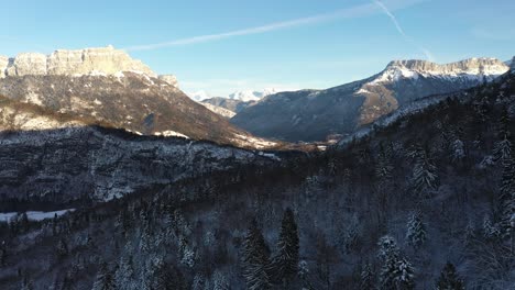 Snowy-valley-in-the-French-Alps