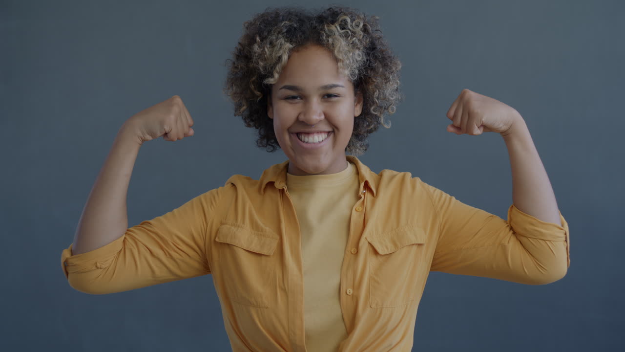 Una mujer celebrando el éxito.