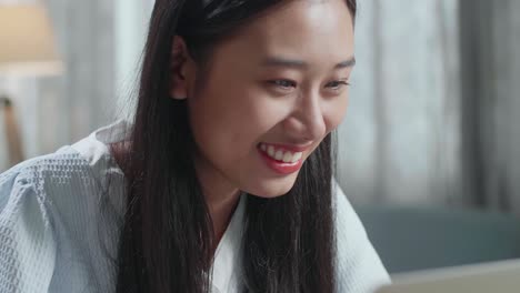 행복한 여자 미소