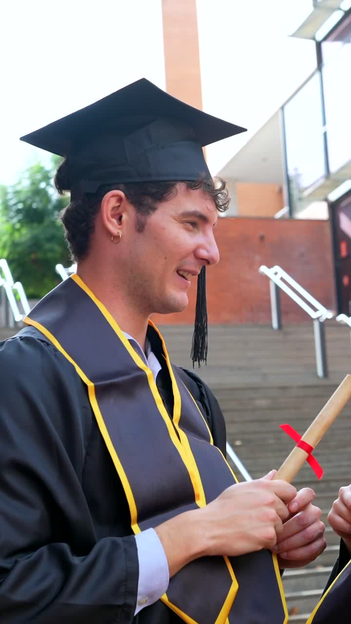 Cerimonia di laurea con studenti in berretto e camicia