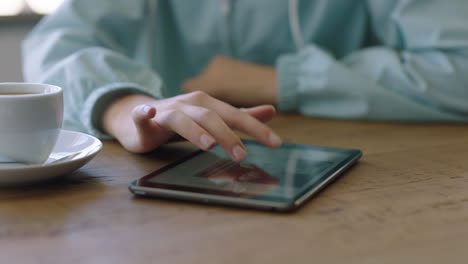 Manos-De-Mujer-Usando-Una-Tableta-Navegando-En-Línea-Leyendo-Mensajes-De-Internet-Relajándose-En-Una-Cafetería-Tomando-Café-Disfrutando-De-La-Comunicación-Móvil-Compartiendo-El-Estilo-De-Vida-En-Las-Redes-Sociales-De-Cerca