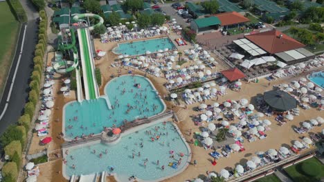 Vista-Aérea-De-Personas-En-La-Piscina-Del-Camping-Lido-Lazise,-Lago-De-Garda,-Italia