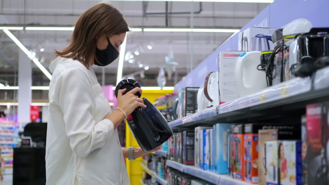 식료품 가게 에서 가전제품 을 구입 하는 여자