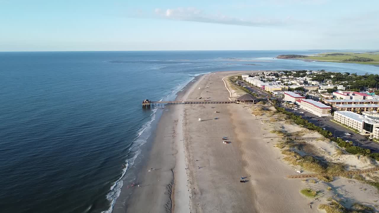 muelle del puerto de la playa de la ciudad de panamá al amanecer temprano en la mañana, antena delantera