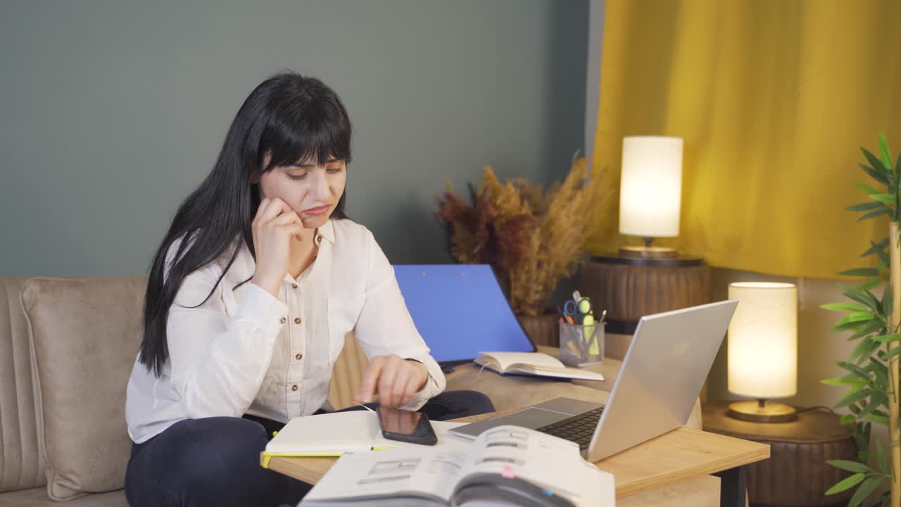 슬프고 불행한 여자가 밤에 집에서 음악을 듣고 있습니다.