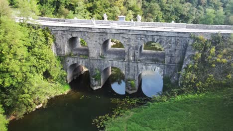 Sitio-Histórico,-Arquitectura-Medieval-En-Tounj,-Puente-Con-Arco-Doble,-Croacia-En-Verano