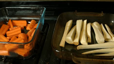 Preparar-Bandejas-De-Chirivías-Y-Zanahorias-Picadas.