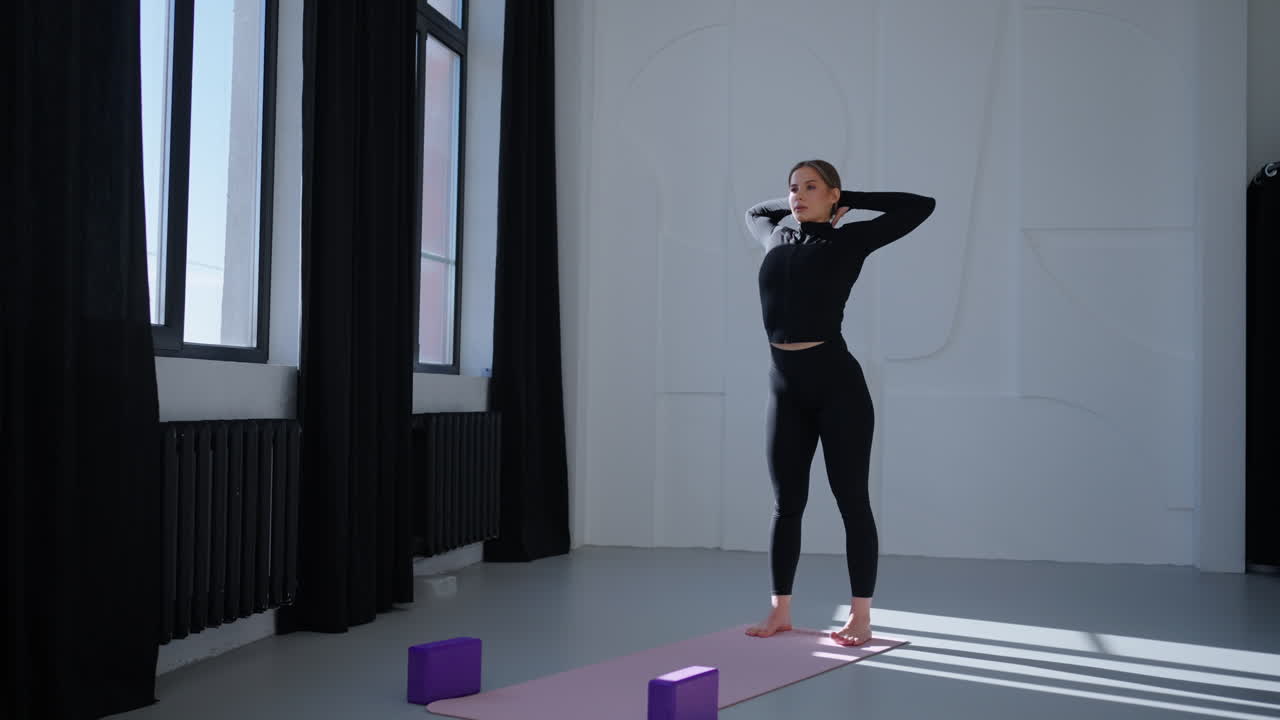 mujer haciendo yoga en un estudio