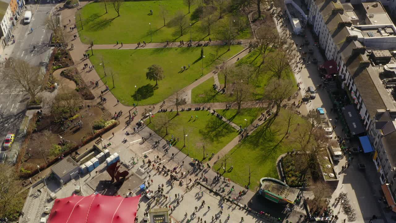 la plaza de eire estaba llena de gente durante el
