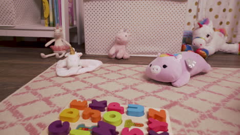 Habitación-De-Niña-Unicornio-Cielo-Con-Peluches-Y-Colores-Rosas