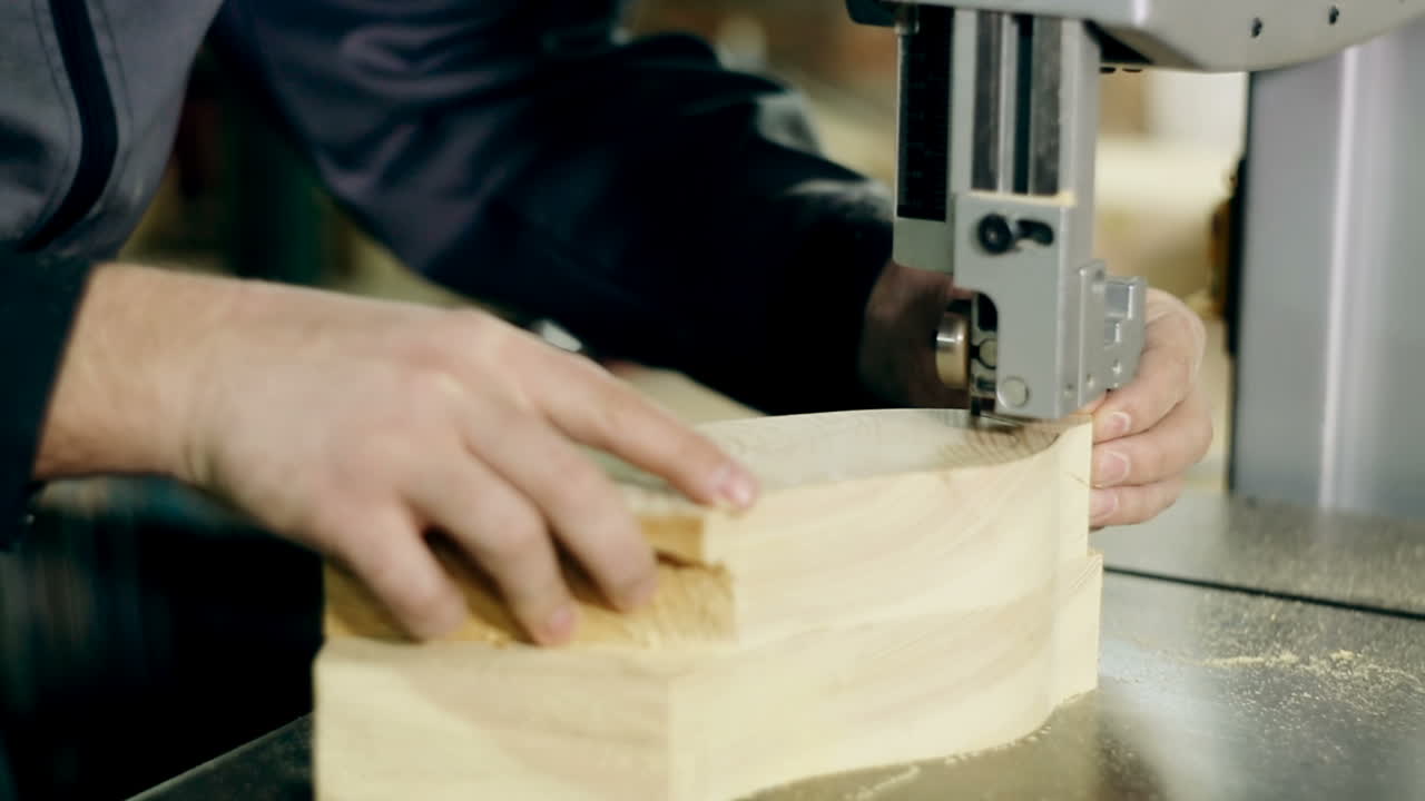 hombre usa una sierra eléctrica para cortar tablas de madera