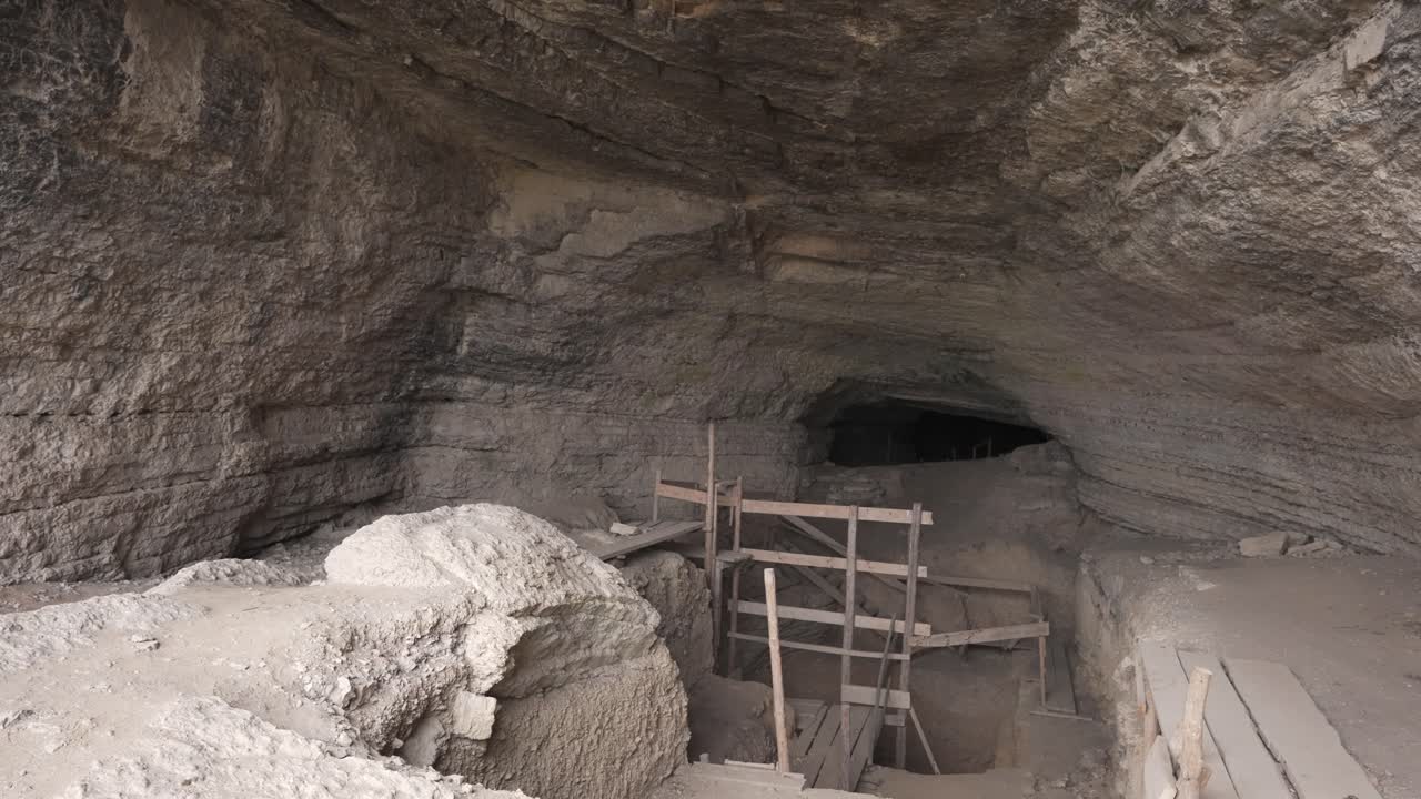 una toma de la entrada de la cueva de kozarnika situada en las montañas de los balcanes y las llanuras del danubio en la provincia de sofía en bulgaria