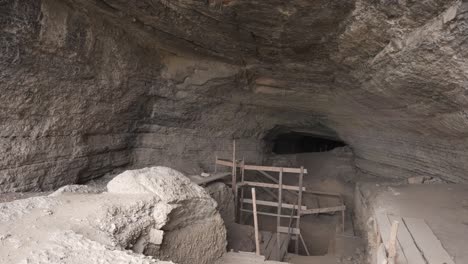 Una-Toma-De-La-Entrada-De-La-Cueva-Kozarnika-Situada-En-Las-Montañas-De-Los-Balcanes-Y-Las-Llanuras-Del-Danubio-En-La-Provincia-De-Sofía-En-Bulagaria.