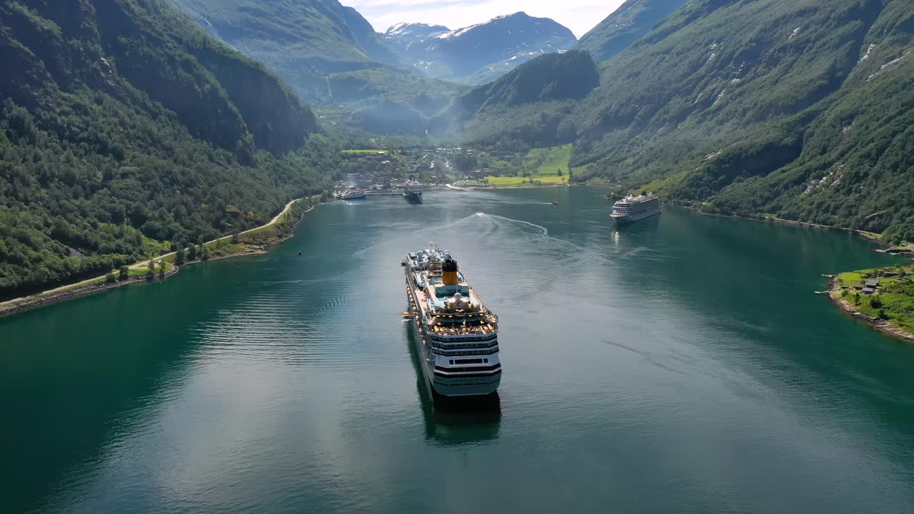노르웨이 의 피오르드 를 가로질러 항해 하는 크루즈 선박