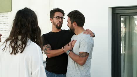 Fröhliche-Freunde-Treffen-Sich-Auf-Dem-Balkon