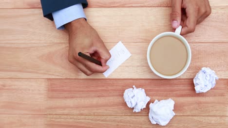 cabeza del hombre que escribe en el escritorio
