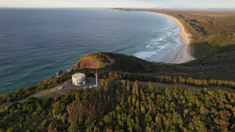 Crescent-Head---Goolawah-Beach---Playa-De-Guijarros---Nueva-Gales-Del-Sur---NSW---Australia---Toma-Aérea---Con-Torre-De-Agua