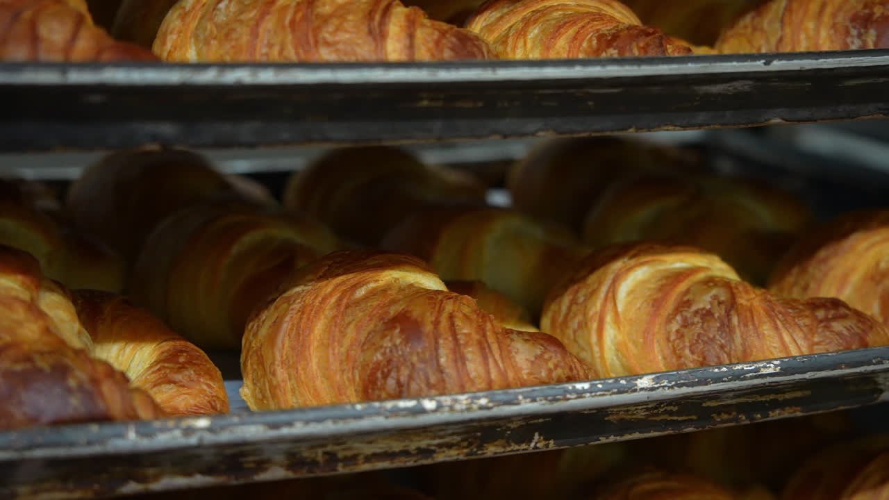 신선 한 구운 크로아산 들 이  ⁇ 집 에서 팔기 위해 팬 에 쌓여 있다