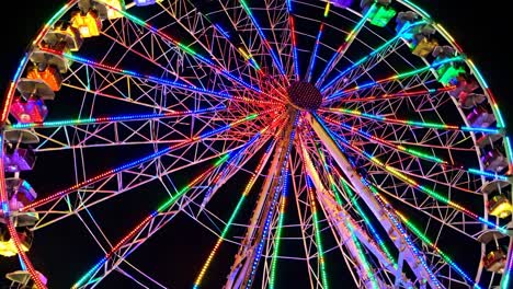 la colorida rueda gigante por la noche