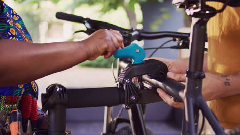 Couple-fastening-bicycle-for-repair