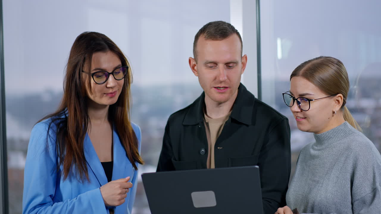 equipo de negocios discutiendo un proyecto en una computadora portátil